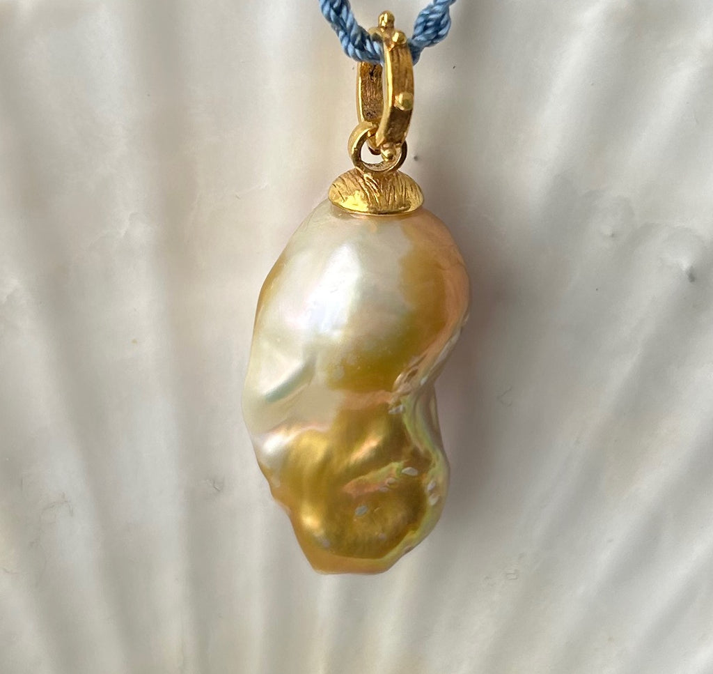 GOLDEN DANCER FRESHWATER PEARL PENDANT WITH EXTRA WIDE DOT BAIL
