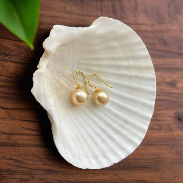 Simple South Sea pearl earrings in 18k yellow gold
