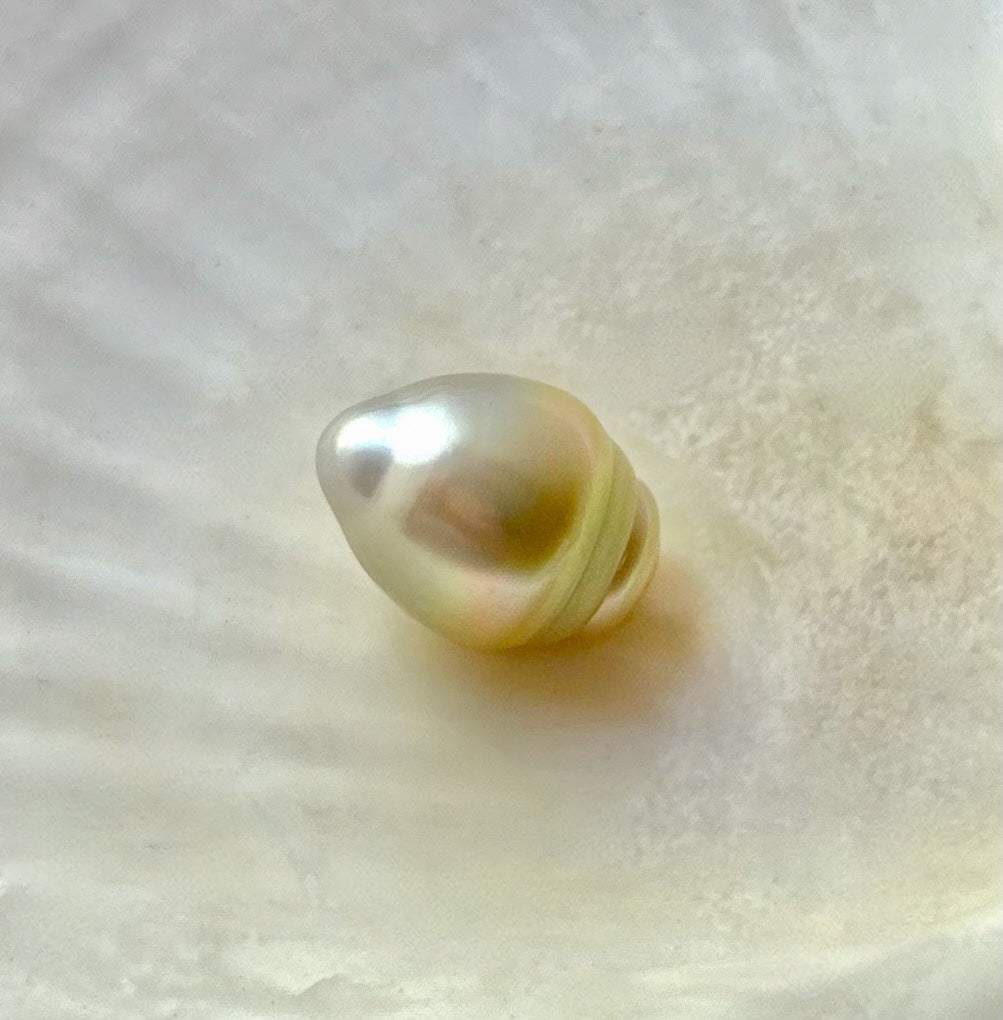 Lustrous large size light golden baroque South Sea banded pearl. 