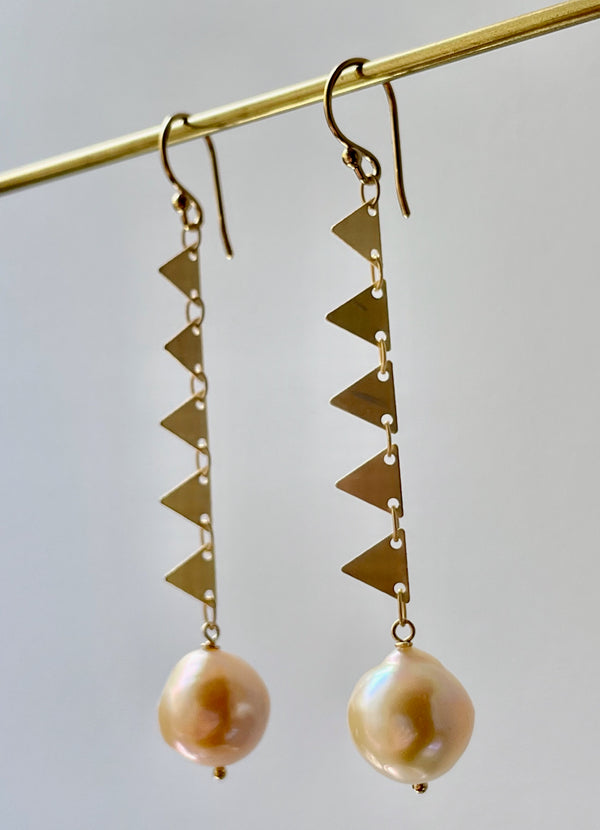 Japan Kasumi pearl flag earrings in soft golden peach