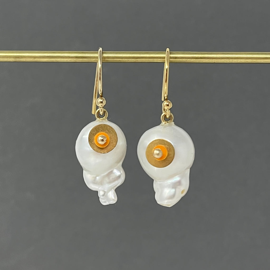 I SEE YOU pearl earrings with brass and orange